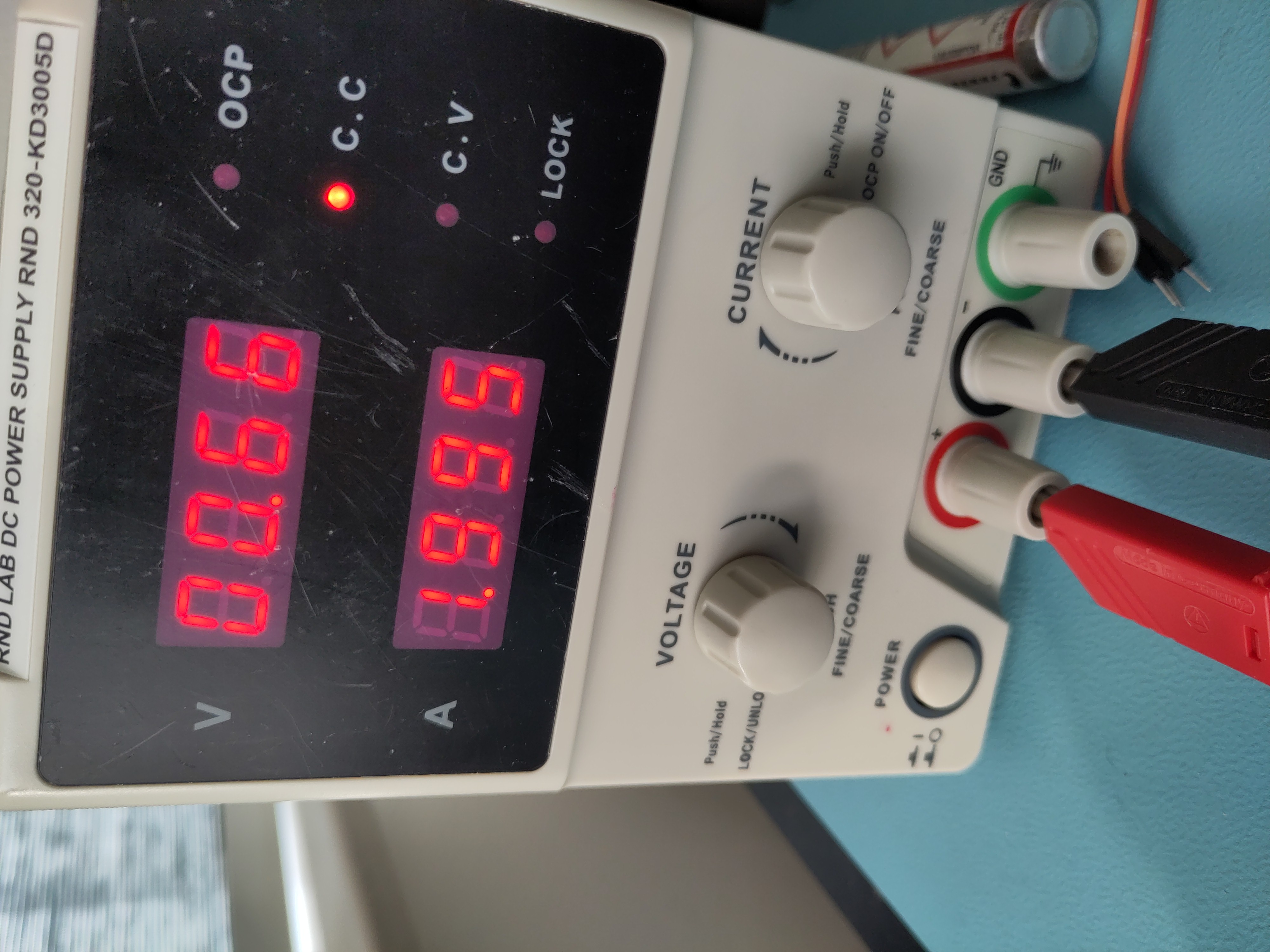 Picture of the labbench power supply being shorted