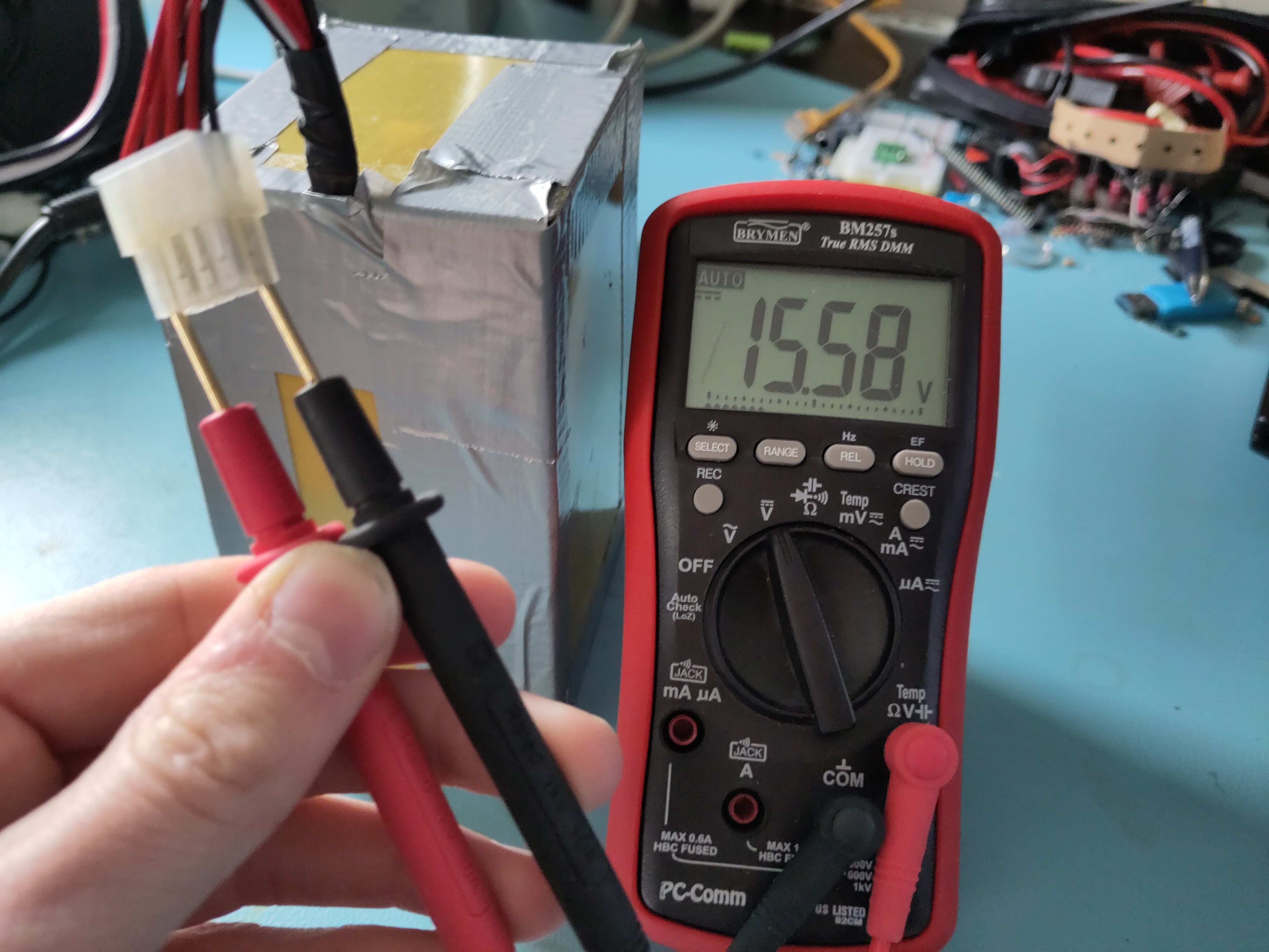 Measurement of battery voltage using multimeter